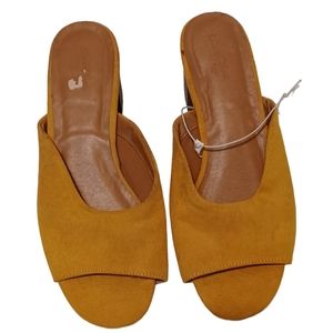Universal threads size 7.5 mustard yellow peep toe slip on block heels